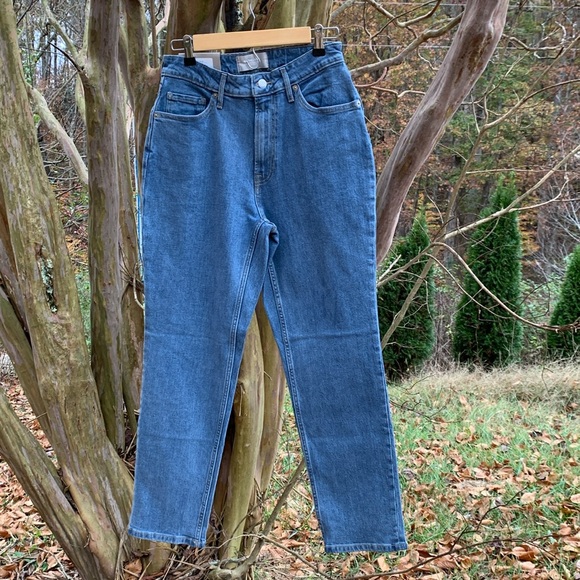 Everlane The Curvy Cheeky Straight Jean in Vintage Wash - Picture 4 of 11